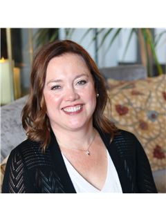 Julie Piazza - RE/MAX Marketplace