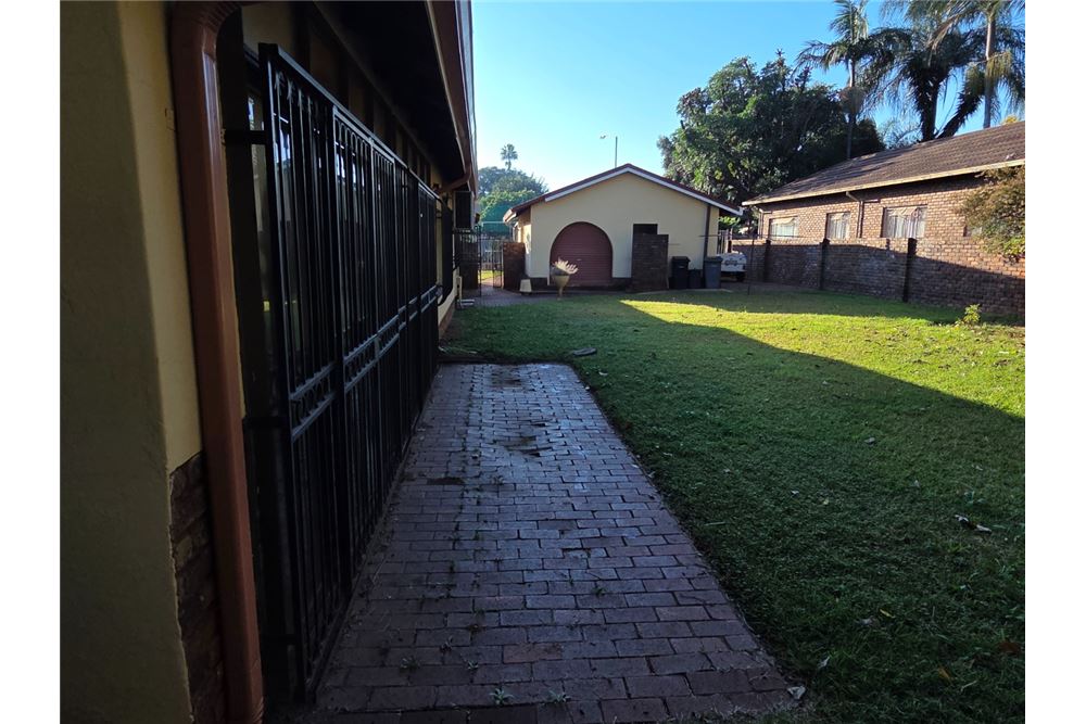 Residential - House - Theresapark, Gauteng - South Africa - 46 - 1031414013-134