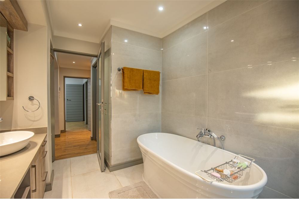 Residential - House - Waterkloof, Gauteng - South Africa - 49 - 1031414150-79