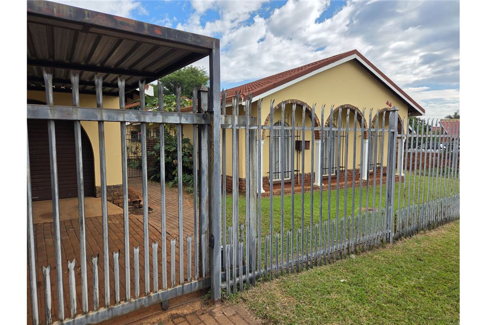Residential - House - Theresapark, Gauteng - South Africa - 38 - 1031414013-134