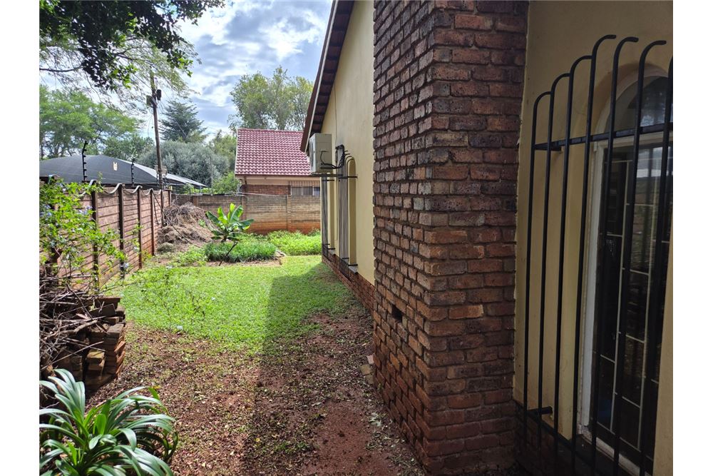 Residential - House - Theresapark, Gauteng - South Africa - 42 - 1031414013-134