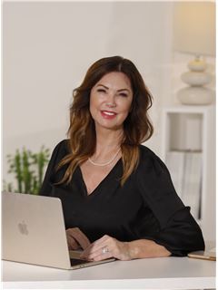 Associate - Leanne Gibbs - REMAX Regency