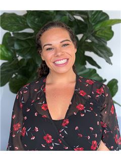 Associate - Chloe Douglis-MacDonald - REMAX Regency