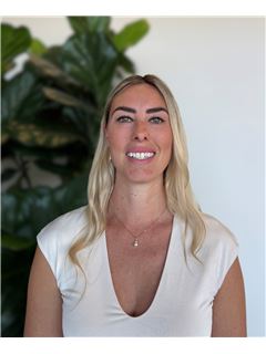 Associate - Danielle Majlinger - REMAX Regency