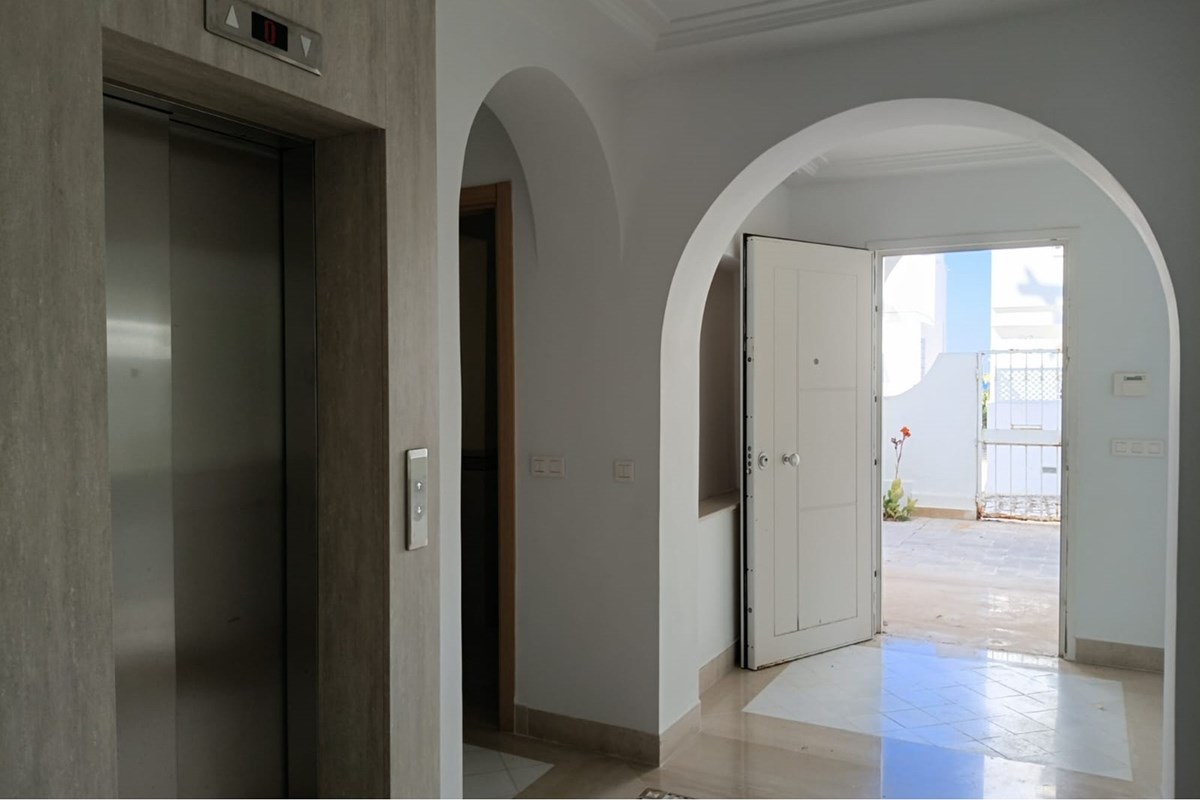 Triplex Contemporain Chic à Gammarth à Louer
