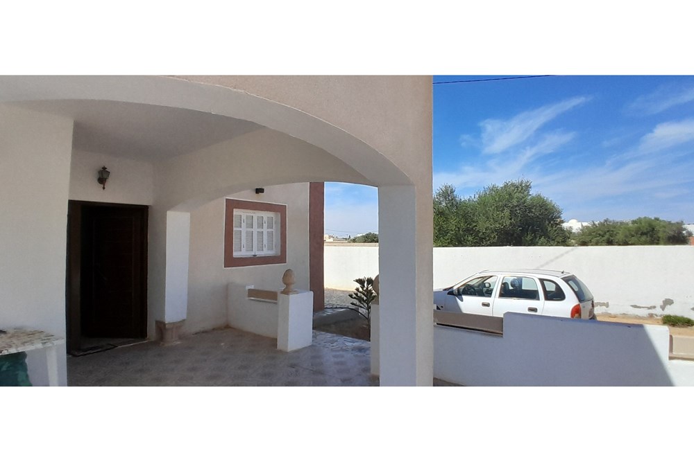 À vendre une villa avec étage à Arkou