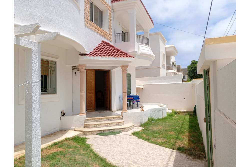 Une villa avec un étage à Cité Riadh 1