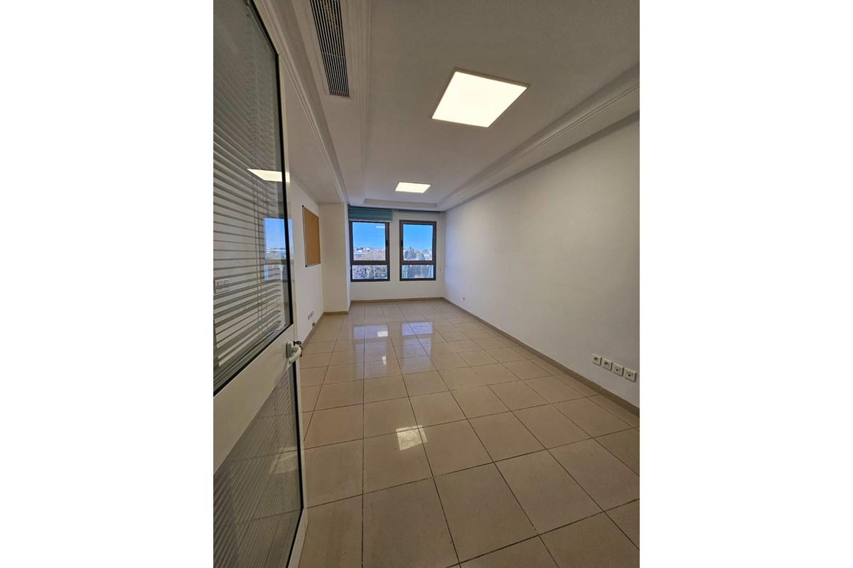 À Louer – Bureau Hall +2 à Montplaisir