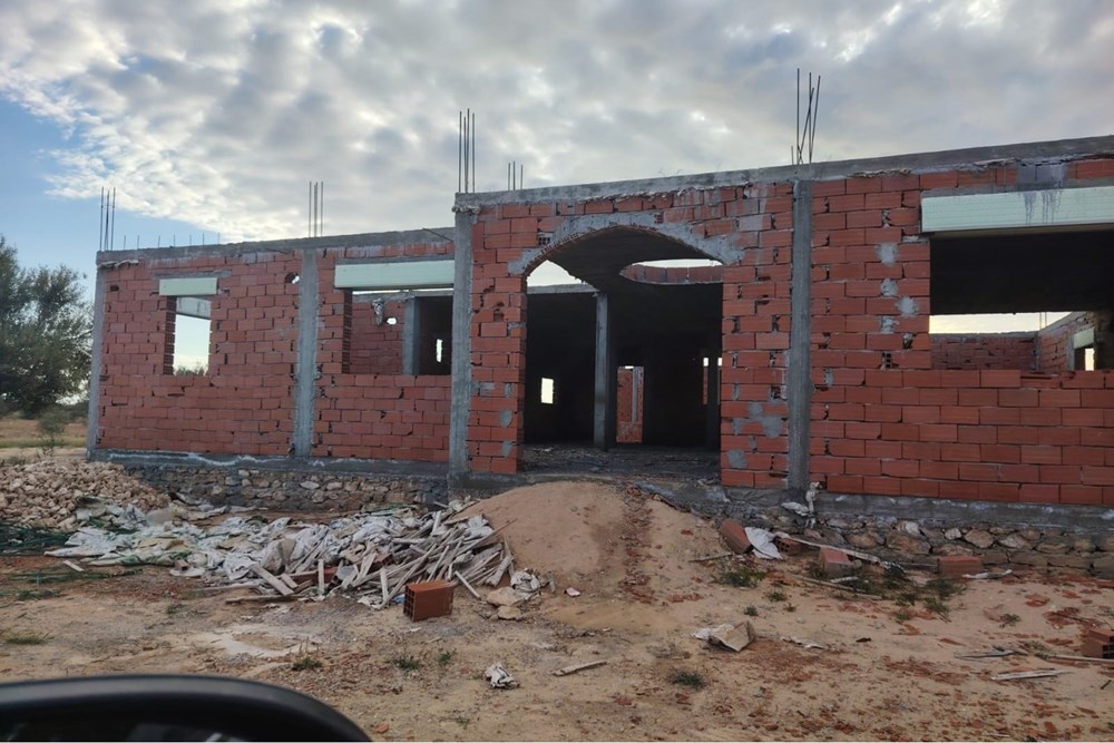 “Terrain avec maison en cours de construction