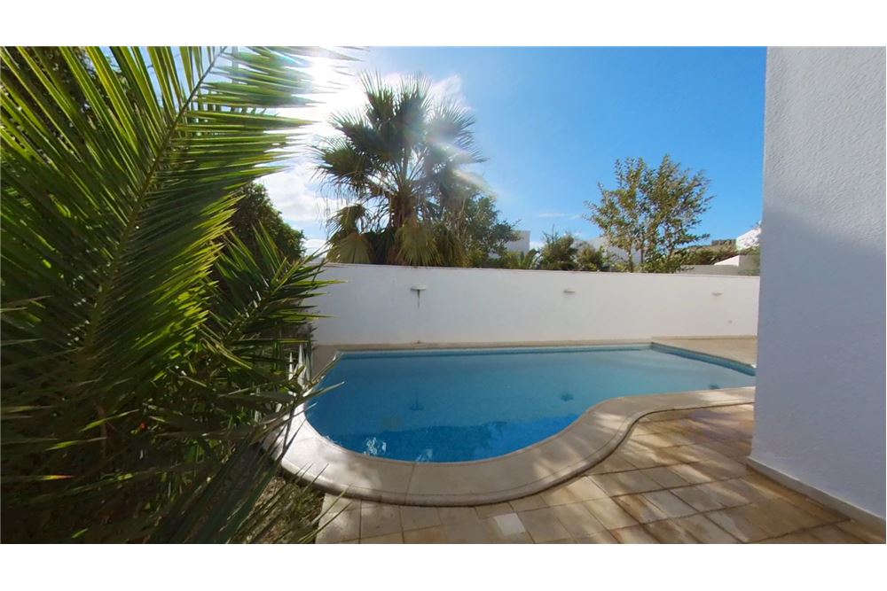 A Louer villa jumelée s+4 avec piscine