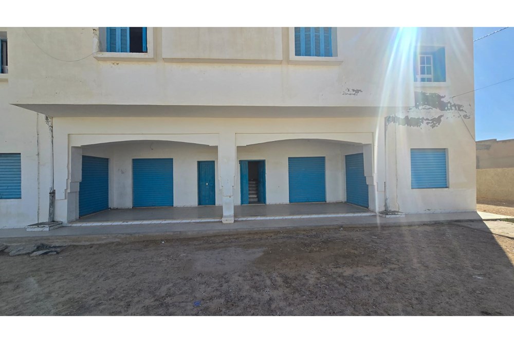 Terrain 1152 m² avec 8 locaux + 3 appartements