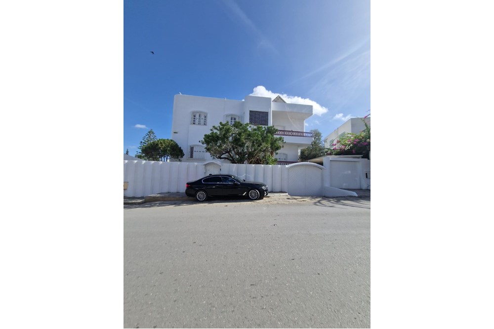 À Louer – Villa à El Menzah 9 (Route principale)