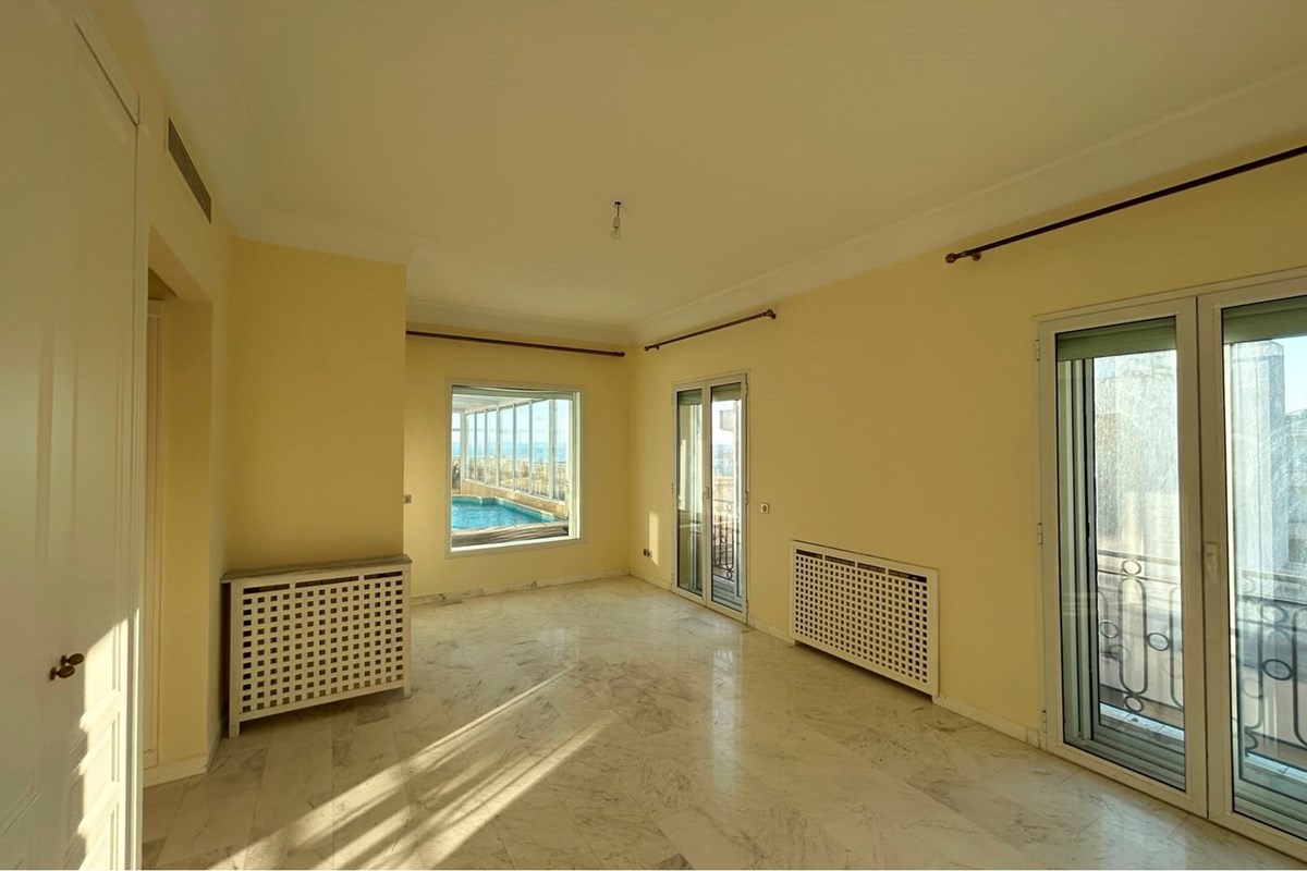 Penthouse S+4 avec piscine et vue dégagée.