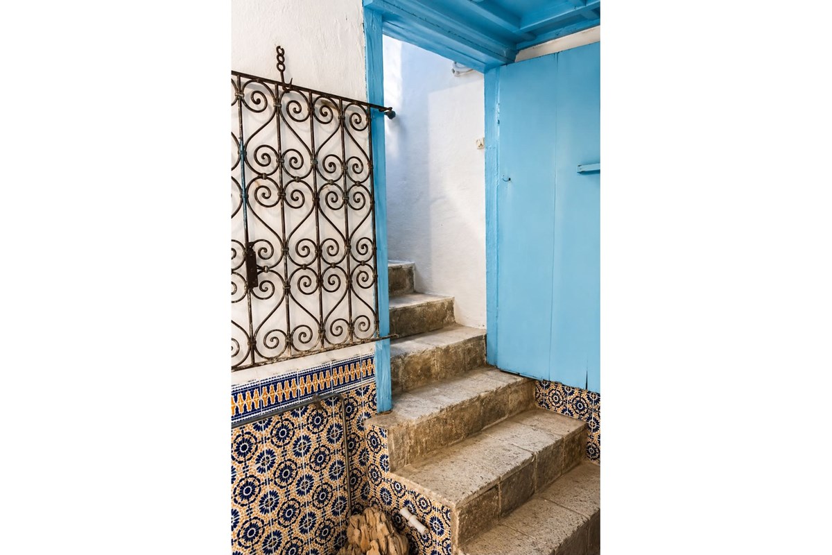 "Elegant Maisonette in Vibrant Tunisian Locale"
