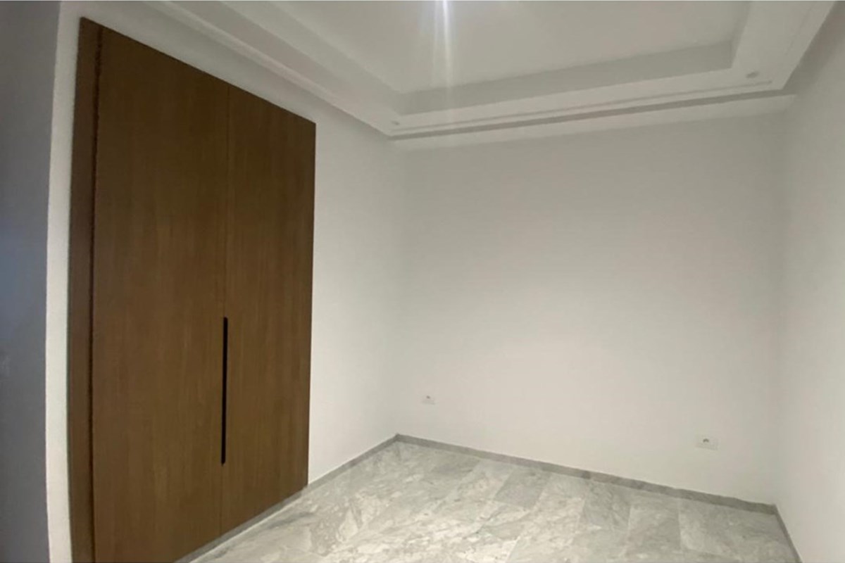 "Chic La Marsa Apt: Modern Comfort & Garden Bliss"