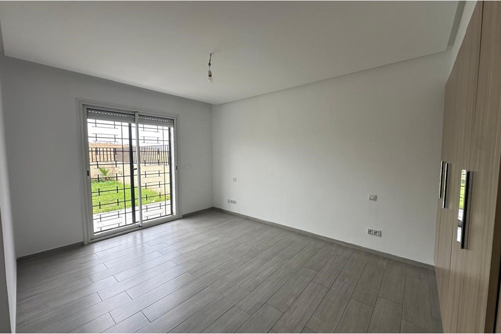 A vendre un appartement s+3 avec jardin à Ennasr