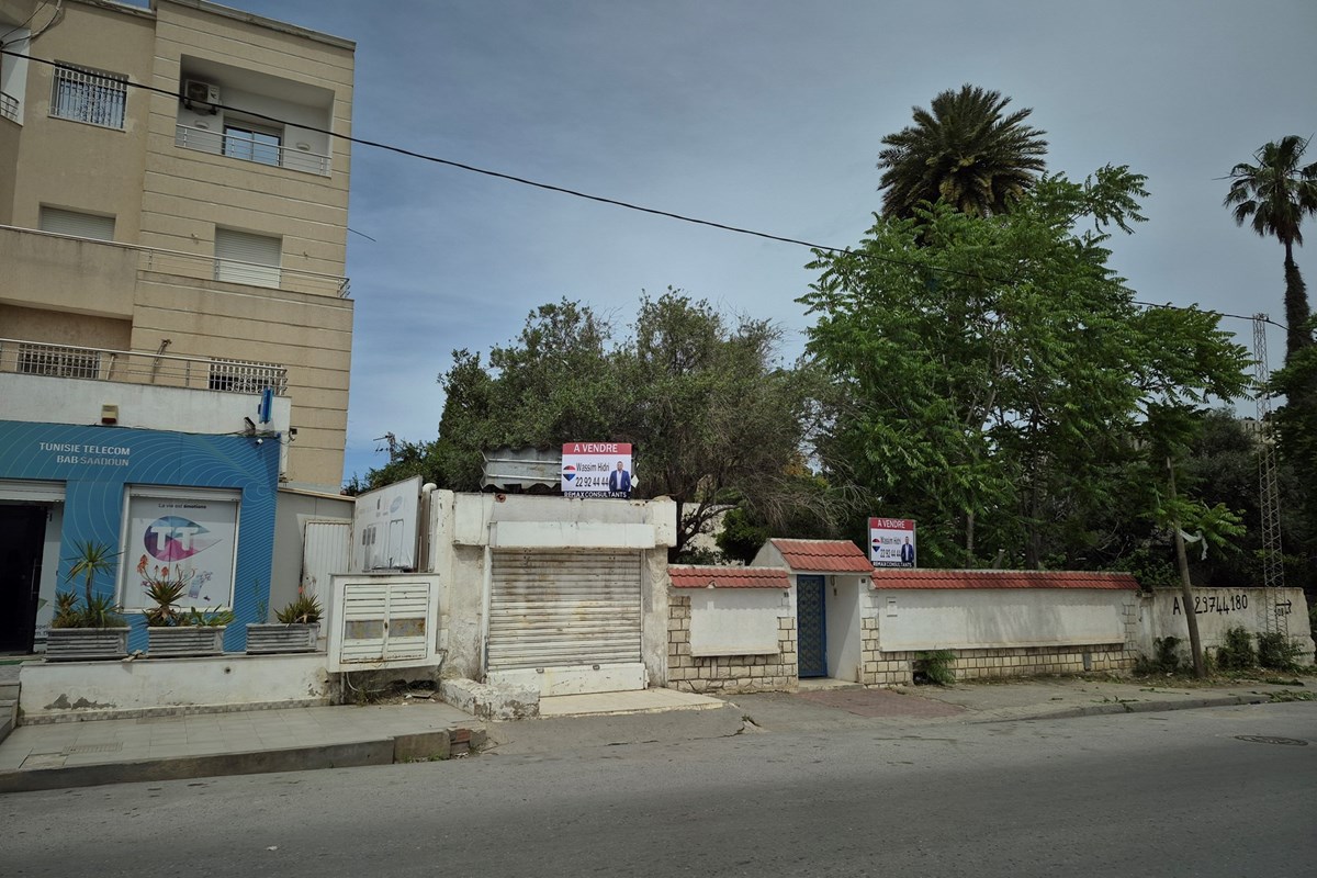 A VENDRE UN TERRAIN POLYFONCTIONNEL R+3 À LE BARDO