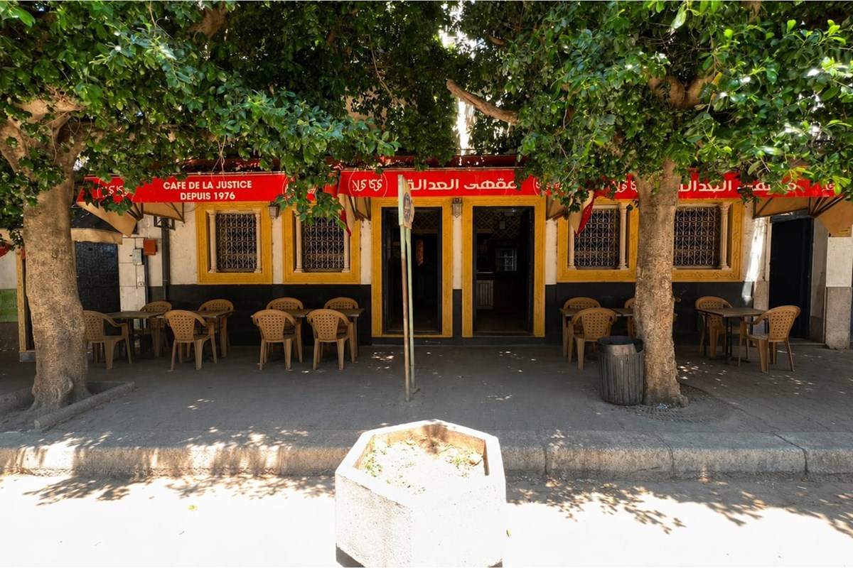 Café (Murs et fonds de commerce) avec locaux