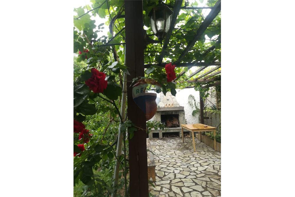 House for rent - Photo 3