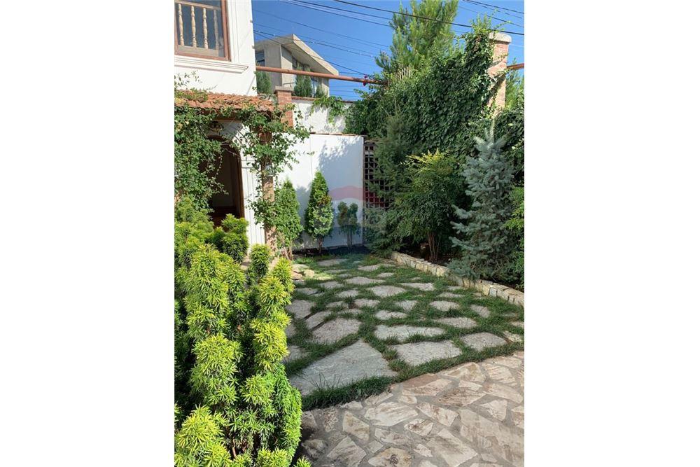 House for rent - Photo 2
