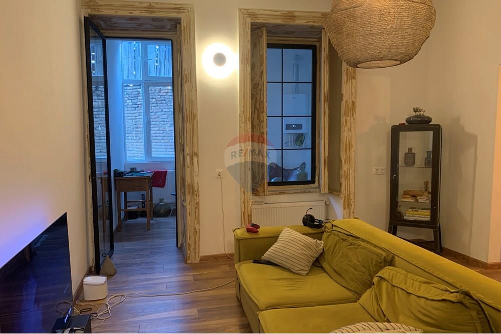 For sale 3-room apartment in Mtatsminda - Main Photo
