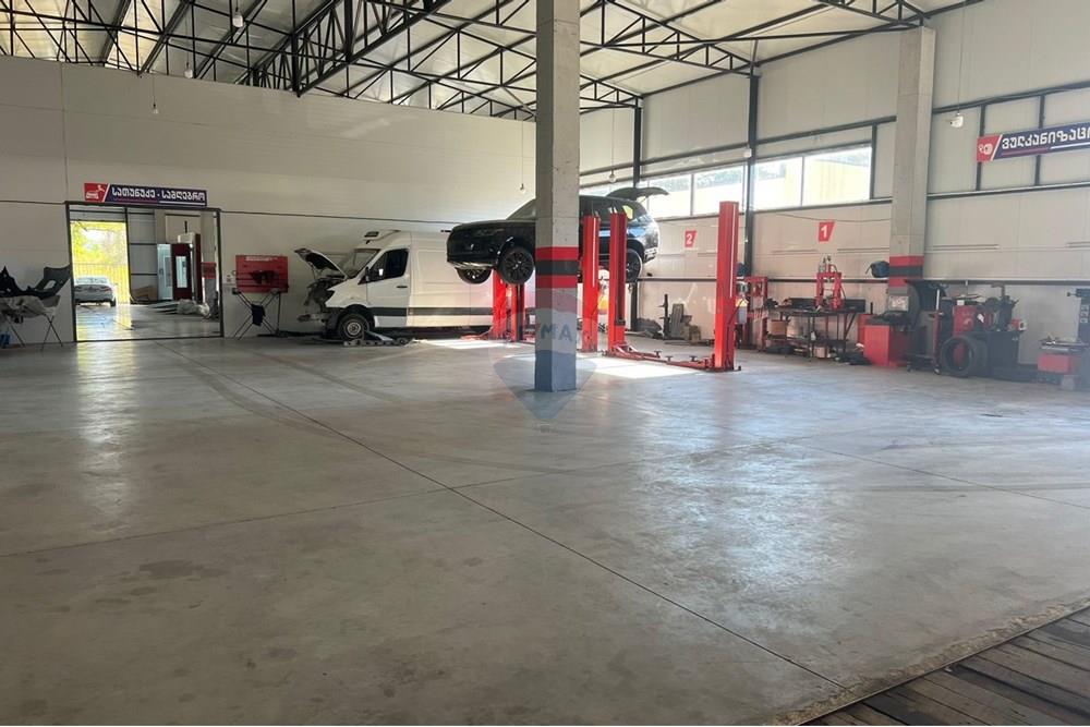 A fully equipped car service is for sale
