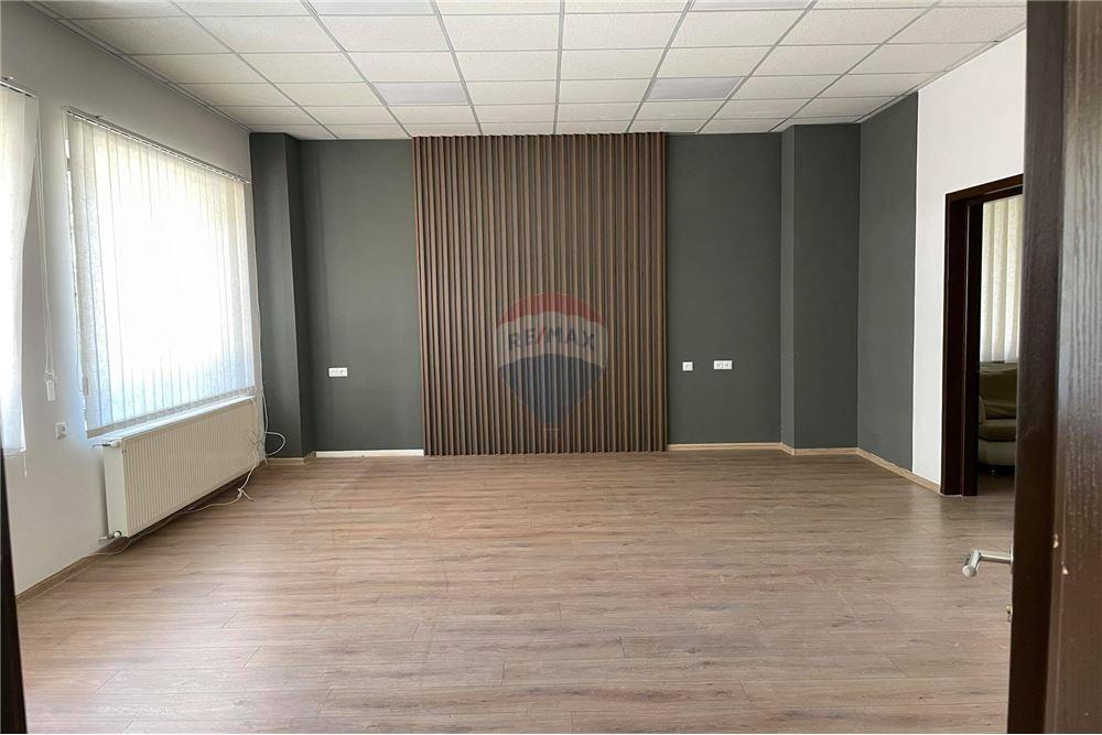 ქირავდება ოფისი ვაკეში
