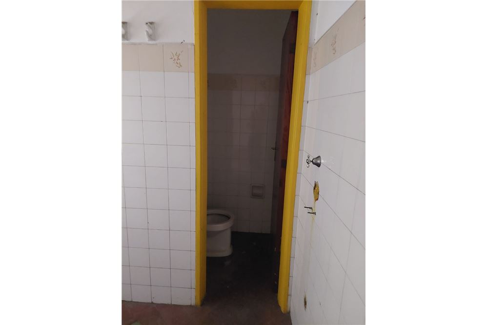 Vendo hermosa propiedad de dos plantas ubicada a lado del Hotel España en Asunción, cuenta con un local comercial con ba — foto 3
