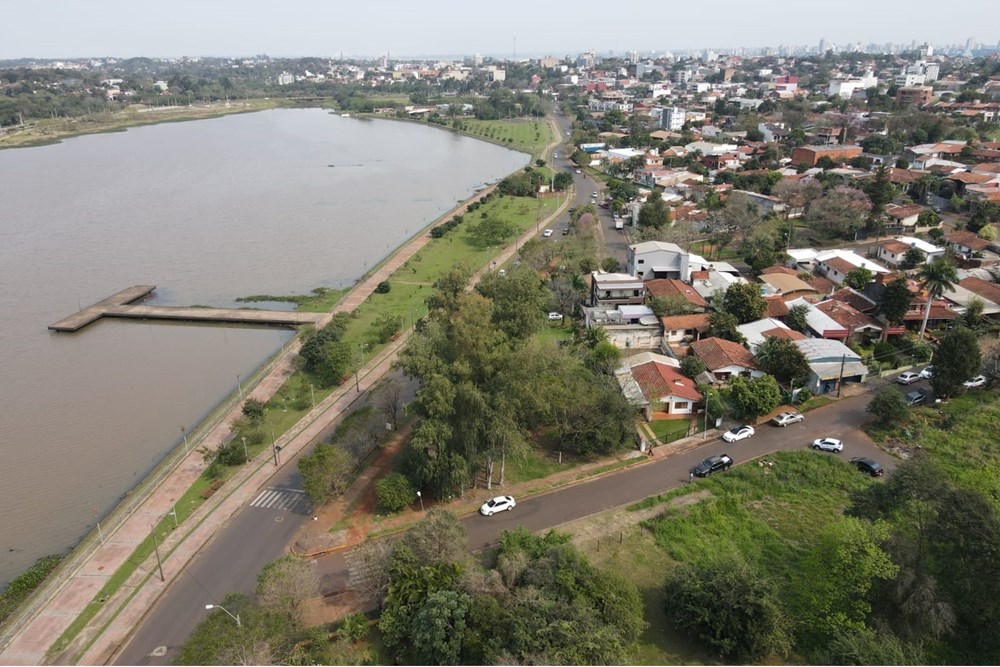 En VENTA una exclusiva propiedad ubicada en Encarnación, a tan solo 40 metros de la Costanera Este.  — foto 2