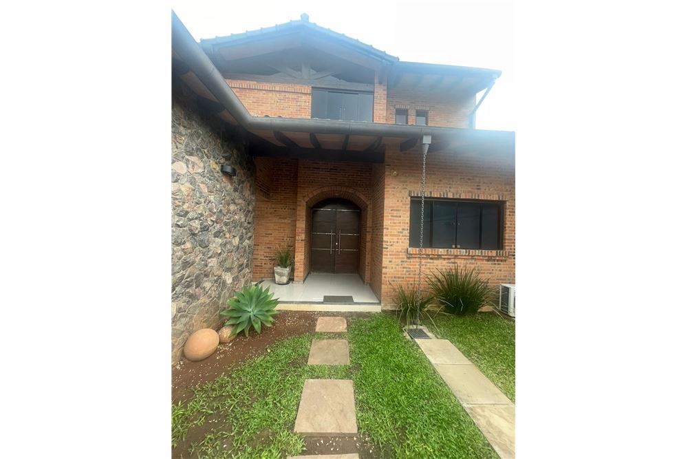 🏡 Alquiler de Hermosa Residencia en Barrio Mburucuyá con Amplios Espacios y Piscina — foto 3