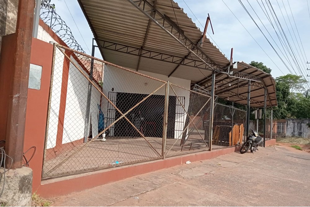 LOCAL COMERCIAL CON AMPLIO PATIO EN ESQUINA SOBRE ACCESO SUR — foto 3