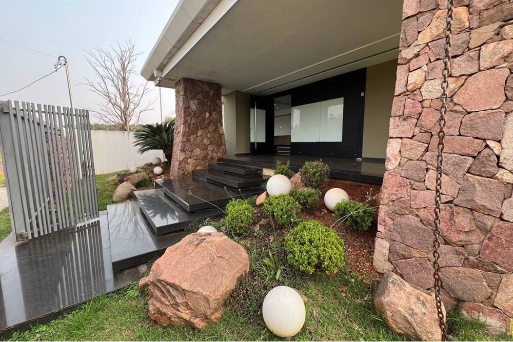 ¡Descubre tu próximo hogar de ensueño en el corazón de Encarnación! Disponible para alquiler, esta residencia de lujo se — foto 2