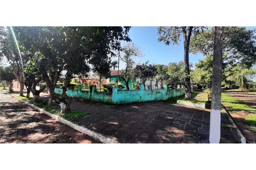 Ubicado en esquina sobre calle empedrada enfrente al Polideportivo del Barrio — foto 3