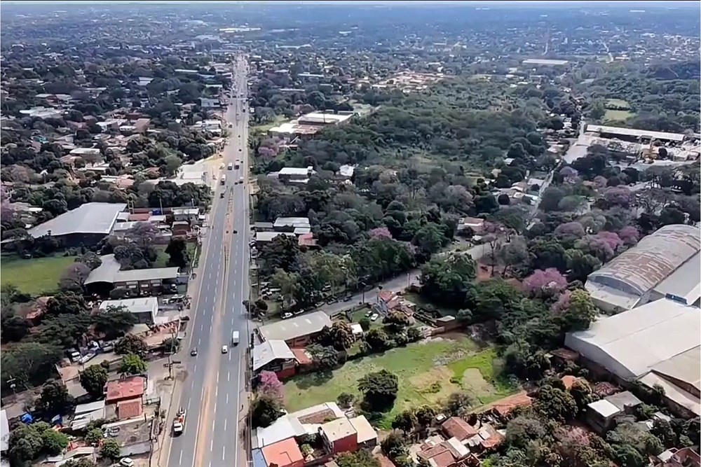 Terreno de 1.579 m² con 15 m de frente directo sobre Acceso Sur en Ñemby, zona de alto tráfico. Incluye dos locales come — foto 3