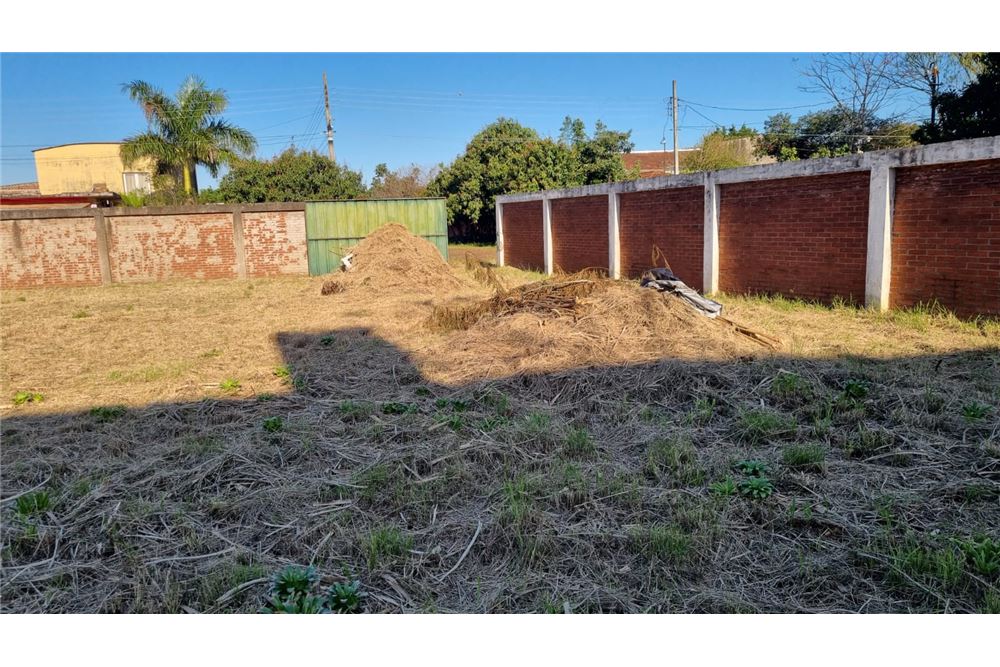 Se vende tres terrenos juntos!! Especial para vivienda o deposito, se encuentra ubicada a dos cuadras de la Avenida a Sa — foto 3