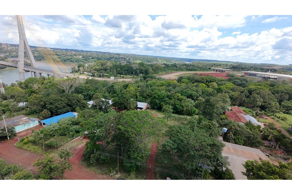 ¡Oportunidad de Inversión en Presidente Franco, Alto Paraná! Presentamos un magnífico terreno comercial sin construir, e — foto 2