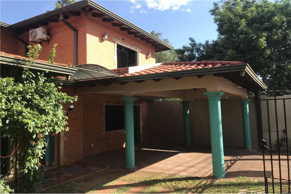 La casa se encuentra en San Lorenzo al limite con Fernando de la Mora, sobre la calle Carlos Giménez c/ 5 de abril a 400 — foto 2