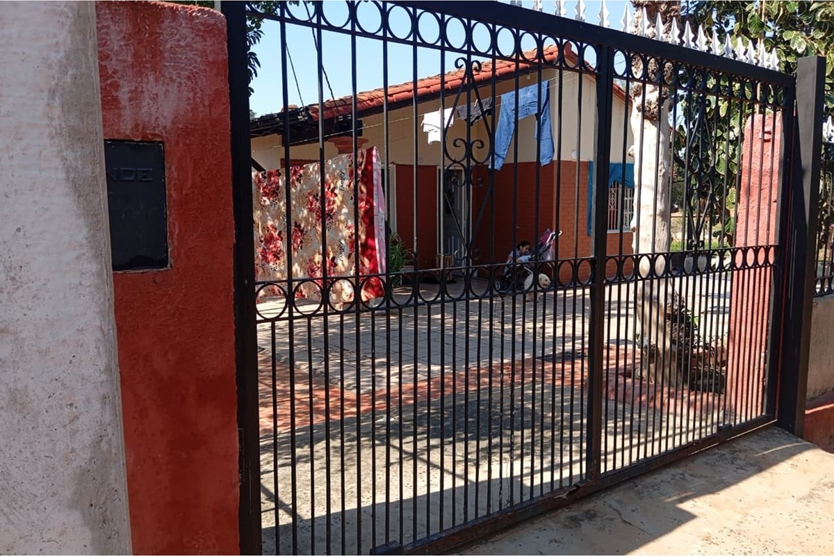 VENDO CASA 334m2 EN MARIANO ROQUE ALONSO - B° CORUMBAKUÉ 🏡Casa ideal para familia + inversiónTerreno: 334m2 - Amplio y  — foto 2