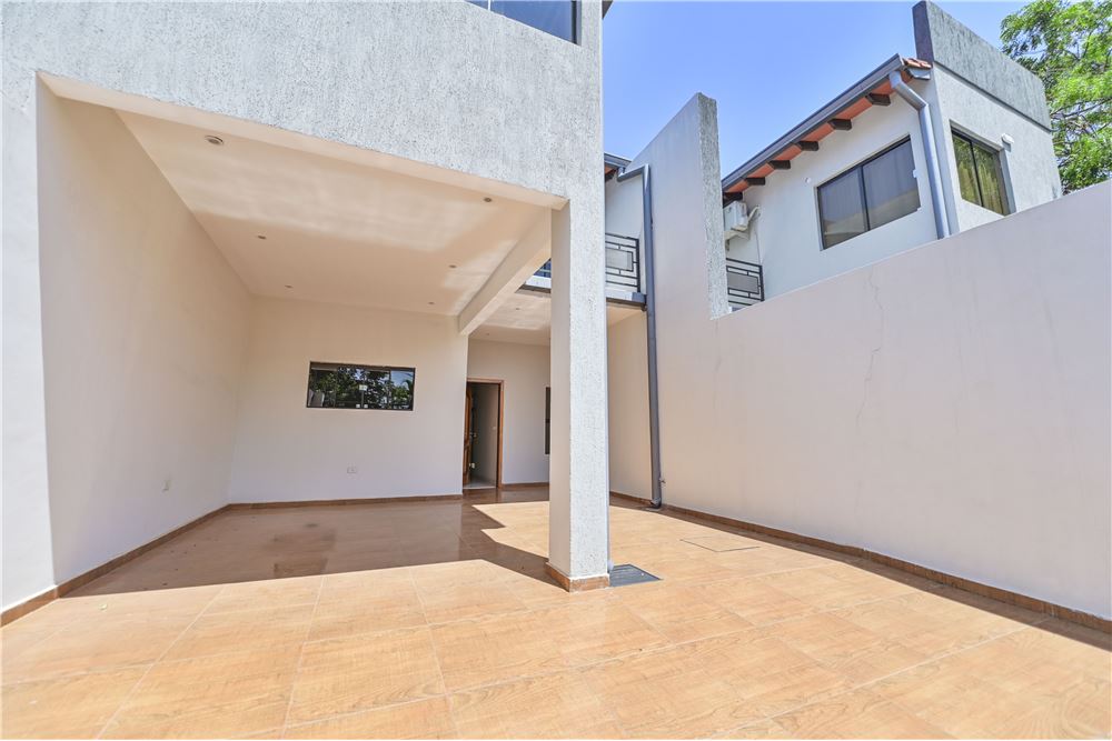 EN VENTA Imponente Dúplex con amplio patio a estrenar!! — foto 2