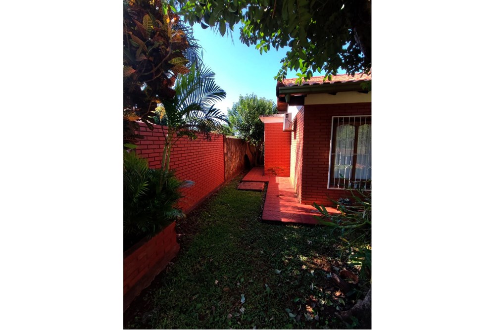 OPORTUNIDAD DE HERMOSA CASA EN OBLIGADO CON LINDO PATIO AMPLIO, ESTACIONAMIENTO, CHIMENEA, QUINCHO CON PARRILLA ELÉCTRIC — foto 3