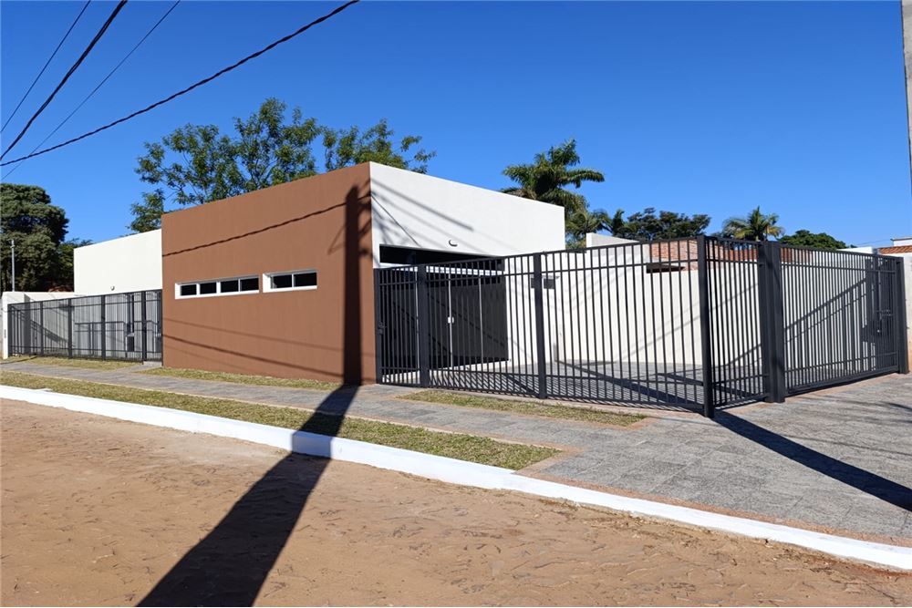 Edificio en venta en Laurelty, Luque — foto 3
