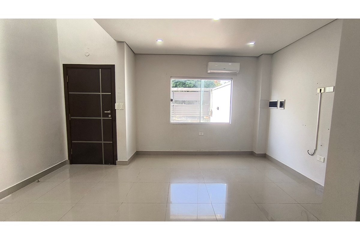 DUPLEX IDEAL PARA QUIENES BUSCAN UN DORMITORIO U OFICINA EN LA PLANTA BAJA.  — foto 3