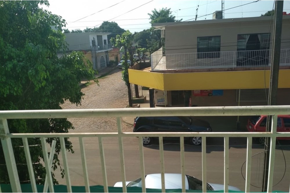 Ubicada en el Barrio San Miguel de Ciudad del Este, esta propiedad comercial se encuentra sobre asfalto, a tan solo 300  — foto 2