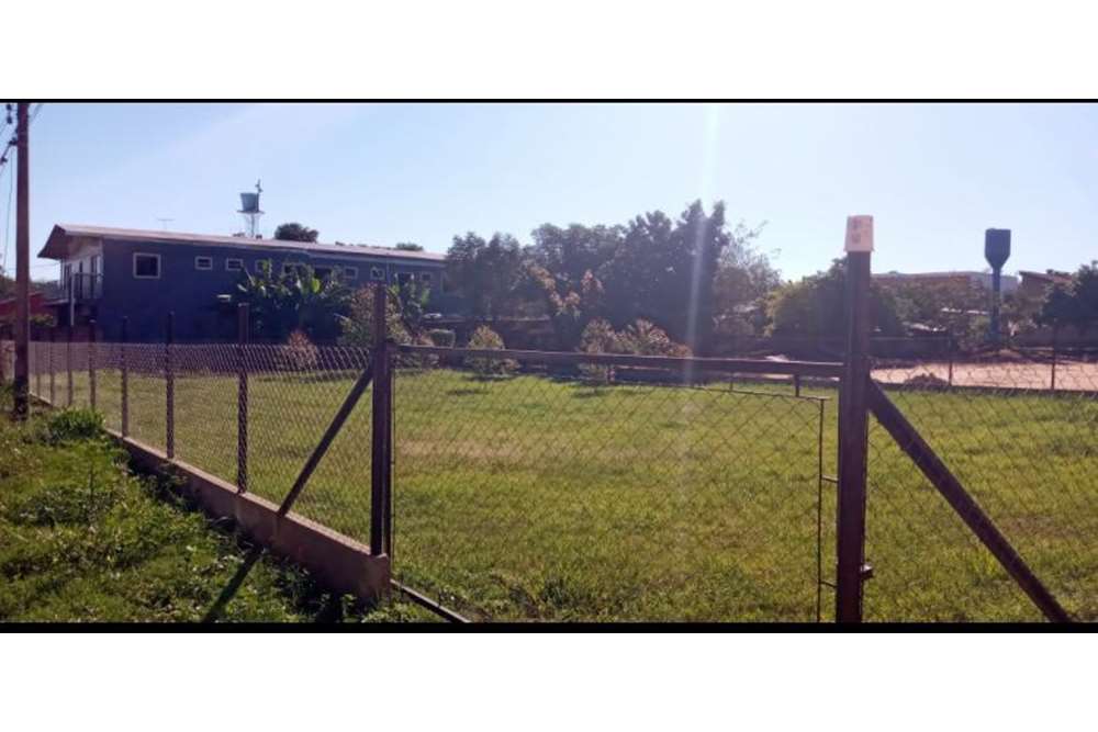 El terreno tiene 570m², esta cercado y con portón. Mide 19 x 30, y linda con la calle Mariscal Estigarribia, a solo 1 cu — foto 2
