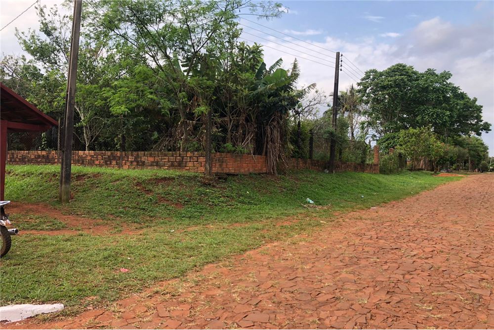 VENDO AMPLIO TERRENO EN ESQUINA SOBRE EMPEDRADO CON PROYECTO DE ASFALTO ZONA DE HOHENAU BARRIO SANTA MARIA — foto 3