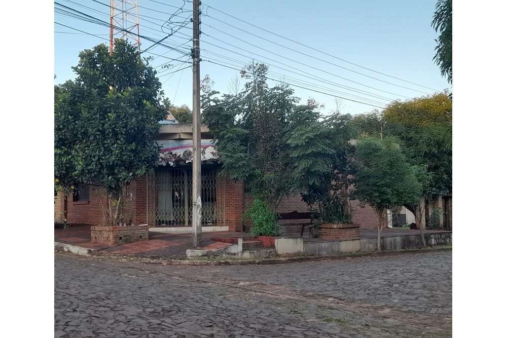 Residencia Familiar ubicada en esquina, sobre empedrado a 250 mts. de la ruta  — foto 2