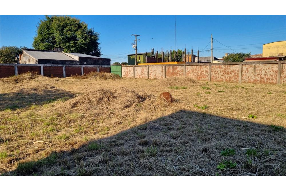 Se vende tres terrenos juntos!! Especial para vivienda o deposito, se encuentra ubicada a dos cuadras de la Avenida a Sa — foto 2