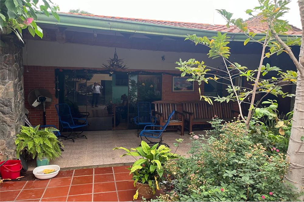 Vende Amplia Casa en Bo. Santa Rosa. Asuncion — foto 2