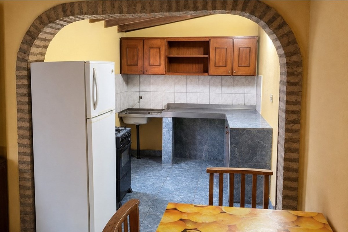 ¡Gran oportunidad de inversión en el corazón de San Lorenzo! Presentamos esta hermosa casa residencial ubicada en el pre — foto 2