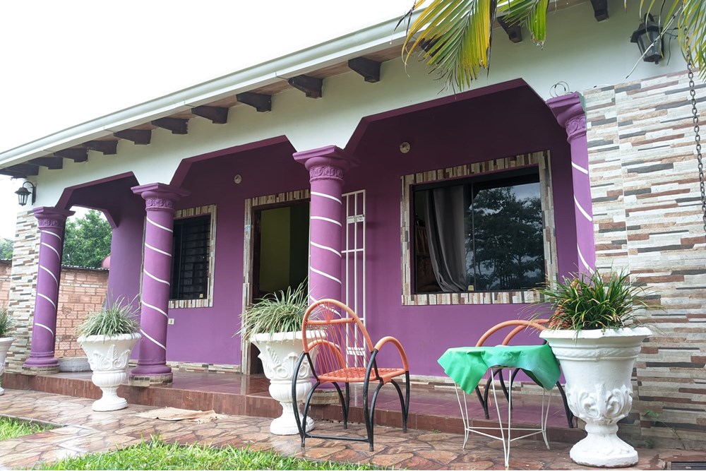 ¡Bienvenidos a su nuevo hogar en el corazón de Capiatá! Presentamos una encantadora casa en venta, recién ingresada en e — foto 2